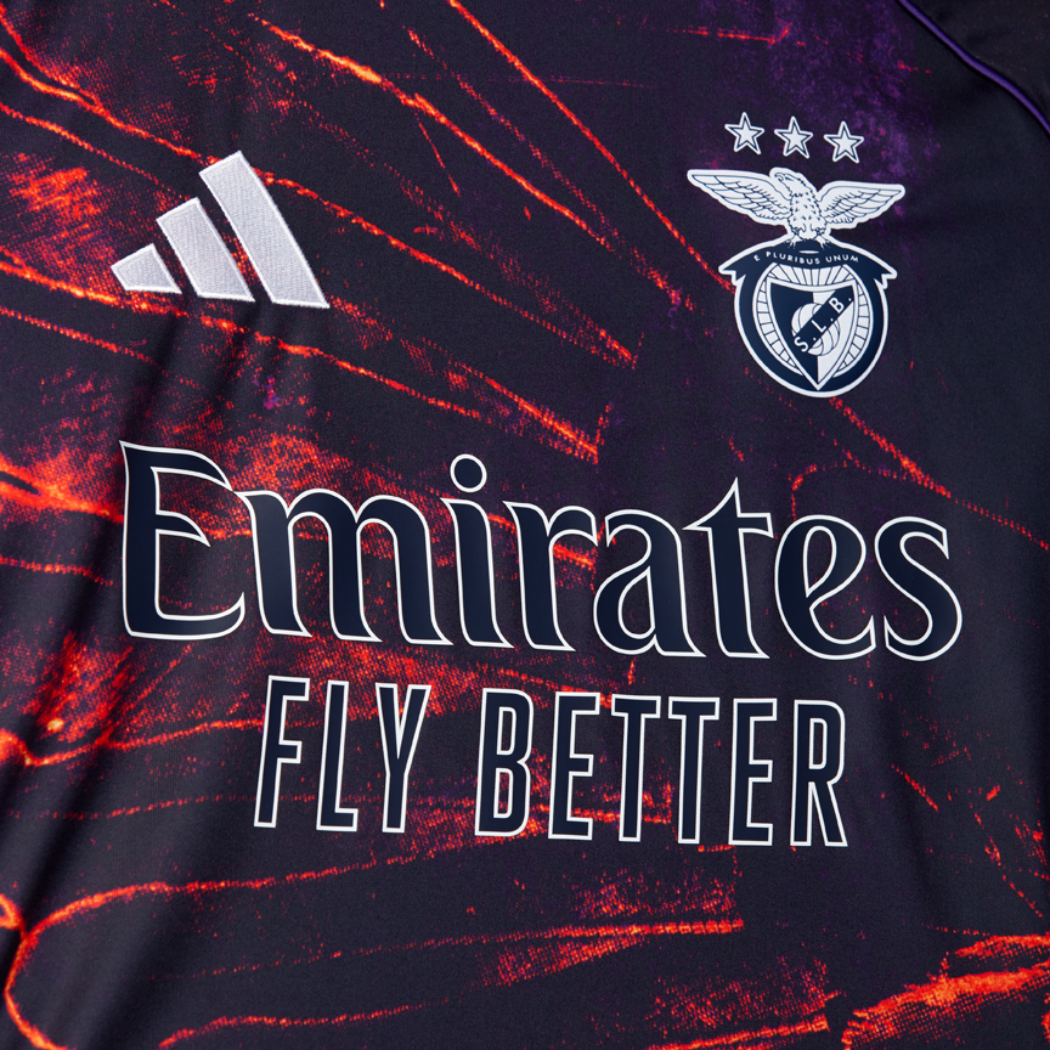 Conjunto Infantil Benfica 4º Equipamento Águia Vhils - 2026/27 - imagem 4
