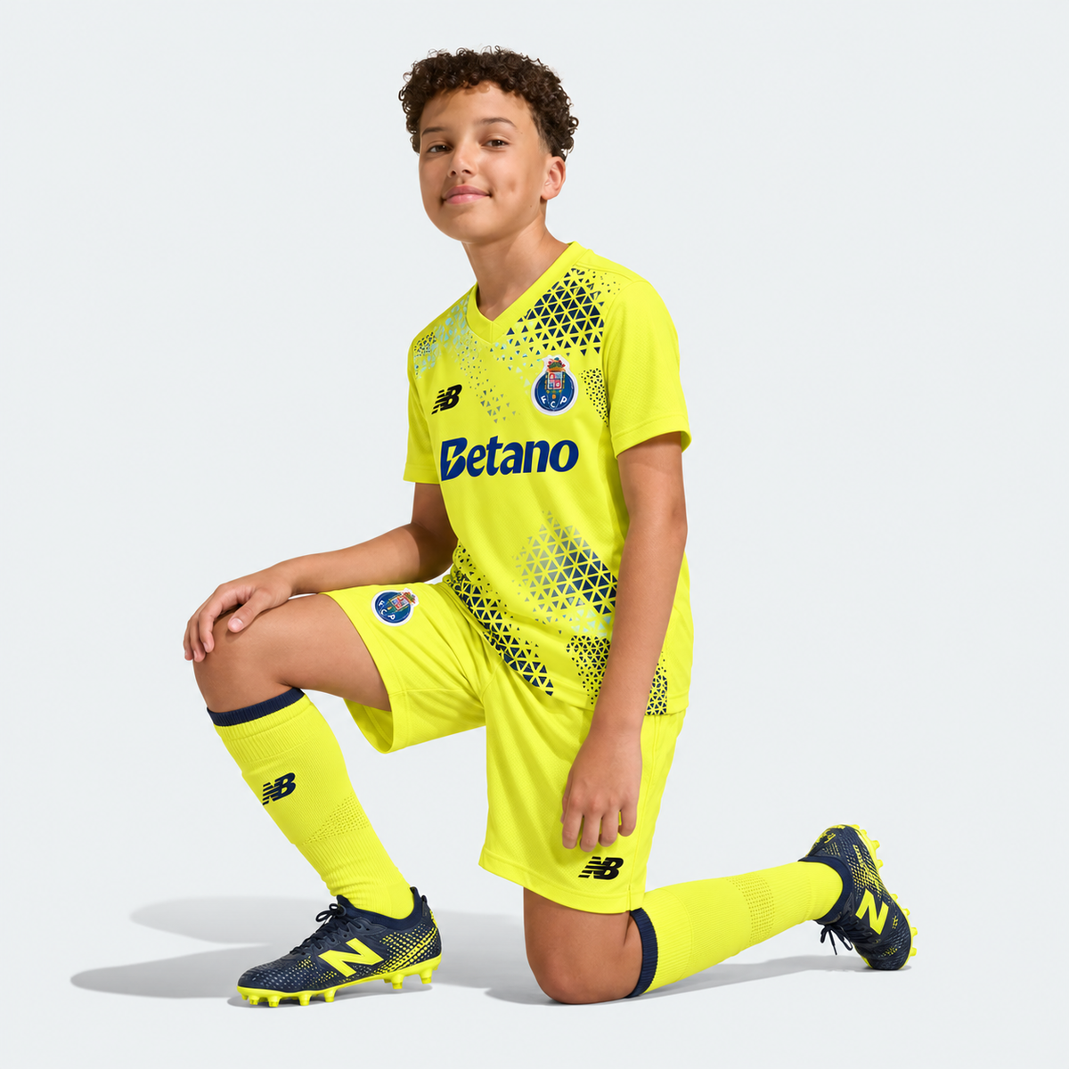 Conjunto Infantil Dragão 2026/27 – Equipamento Principal de Guarda-Redes Amarelo