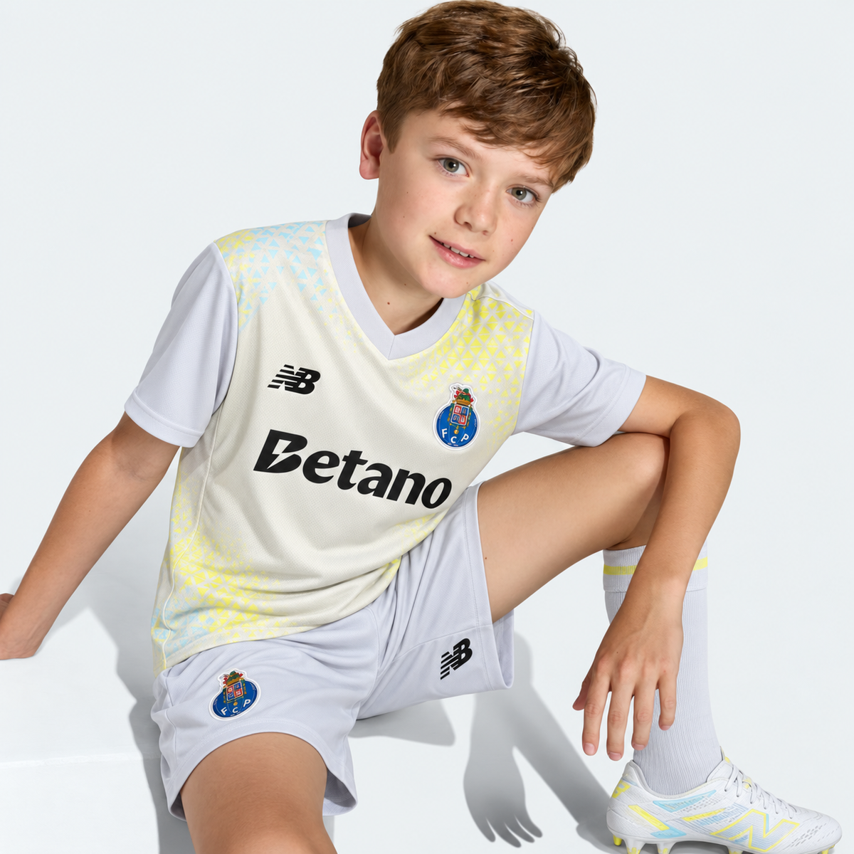 Conjunto Infantil Dragão 2026/27 – Terceiro Equipamento de Guarda-Redes Cinzento